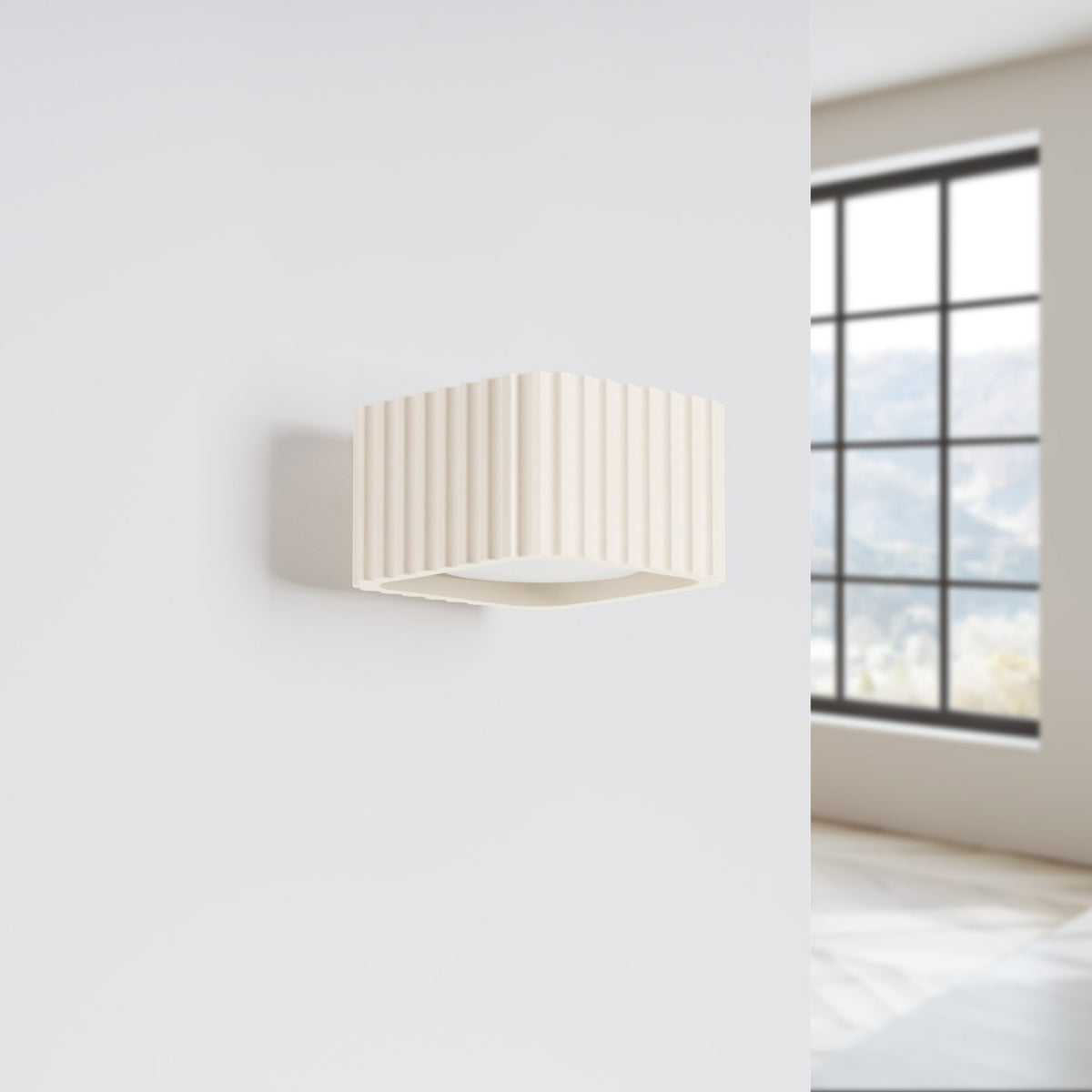 Applique murale Riff laque beige fixée au mur et éteinte près d'une fenêtre