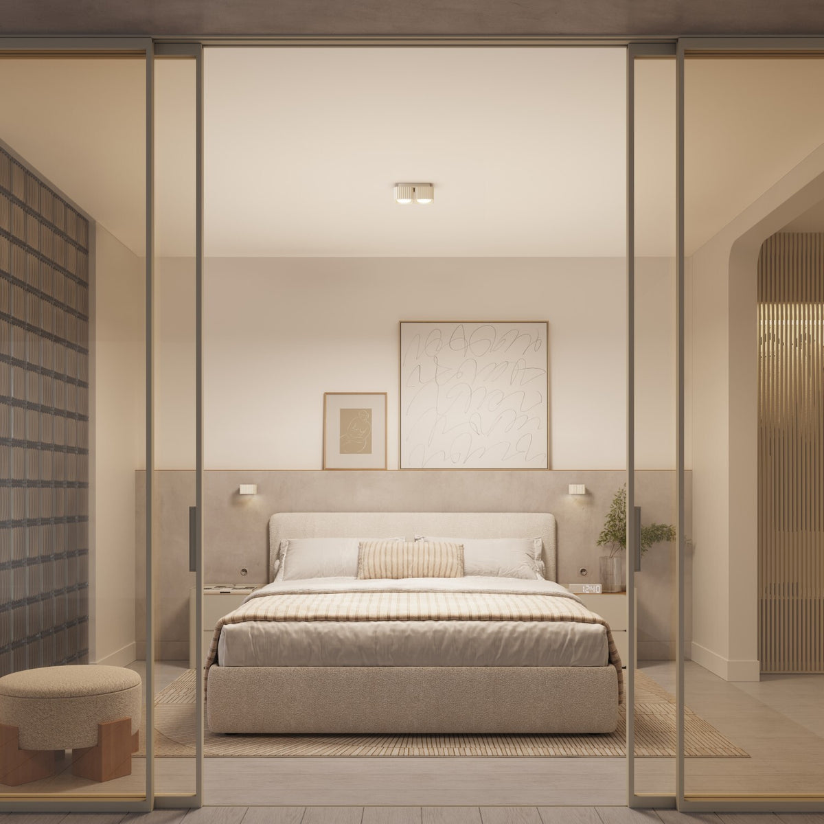 Chambre avec deux appliques Riff laque beige de part et d'autre du lit et un plafonnier Riff au plafond