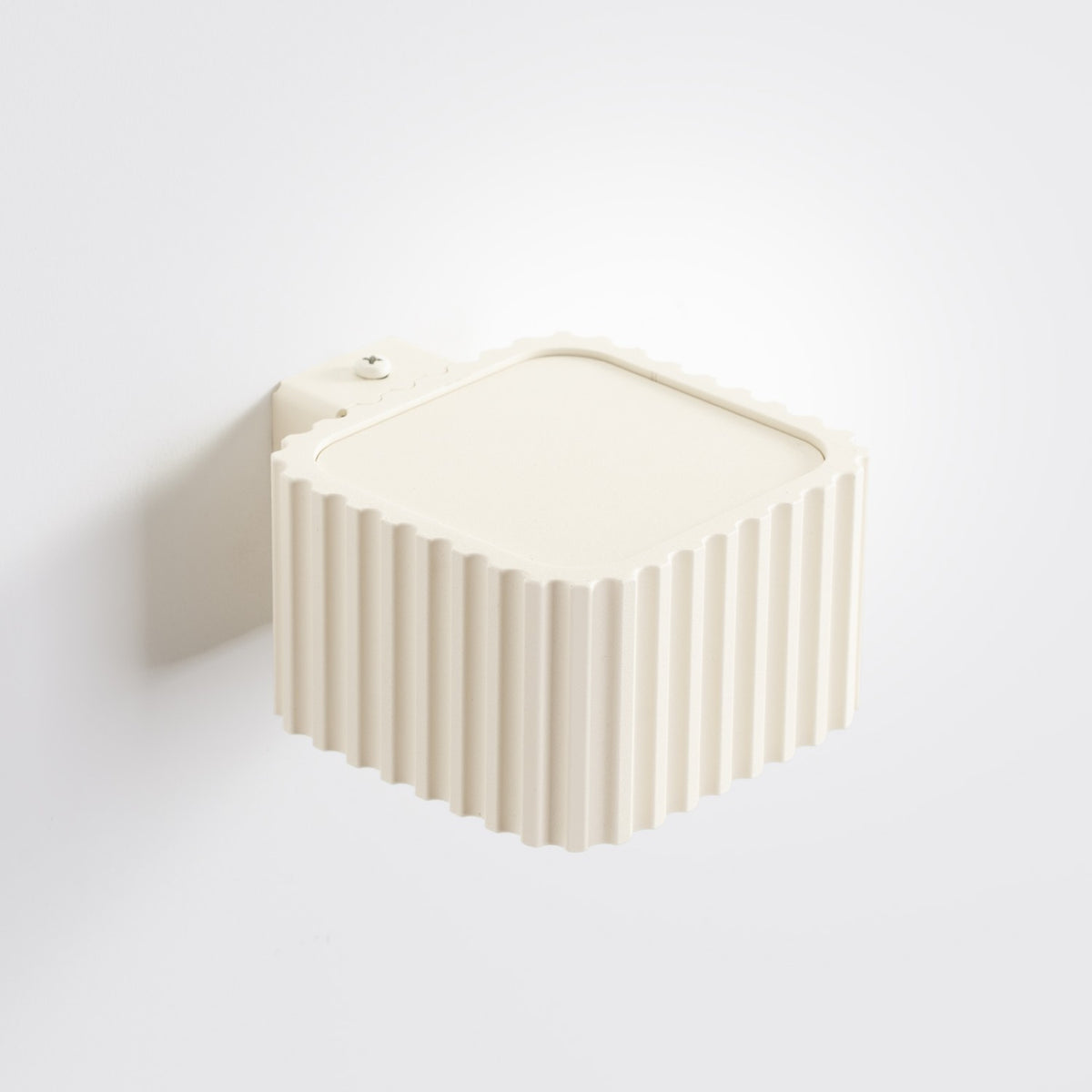 Dessus fermé de l'applique Riff laque beige avec son couvercle et sa vis de fixation