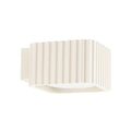 Applique murale Riff nervurée laque beige vue de trois quarts sur fond blanc