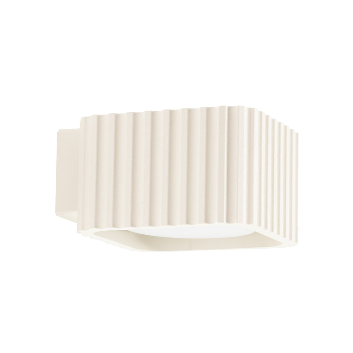 Applique murale Riff nervurée laque beige vue de trois quarts sur fond blanc