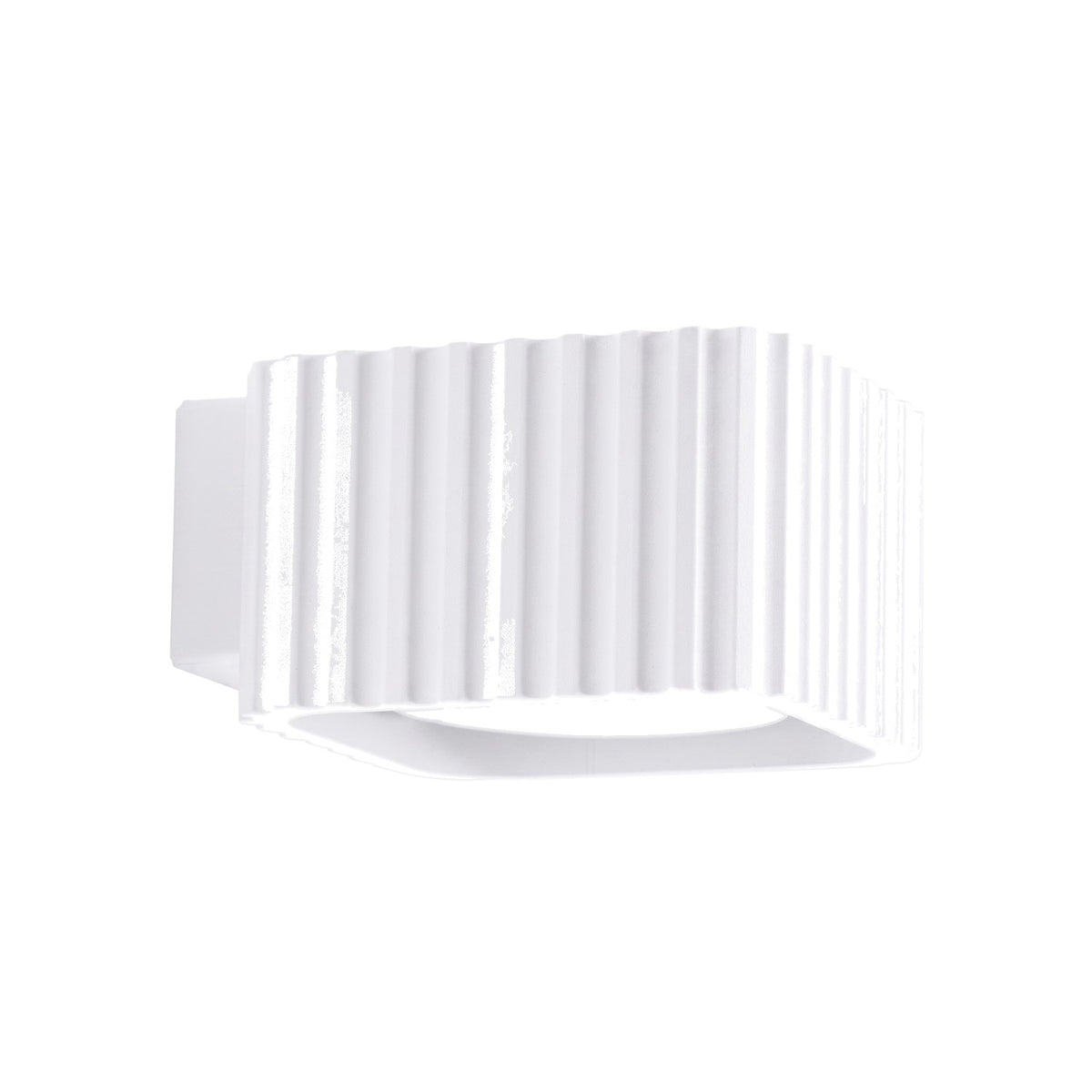 Applique murale Riff nervurée laque blanche vue de trois quarts sur fond blanc