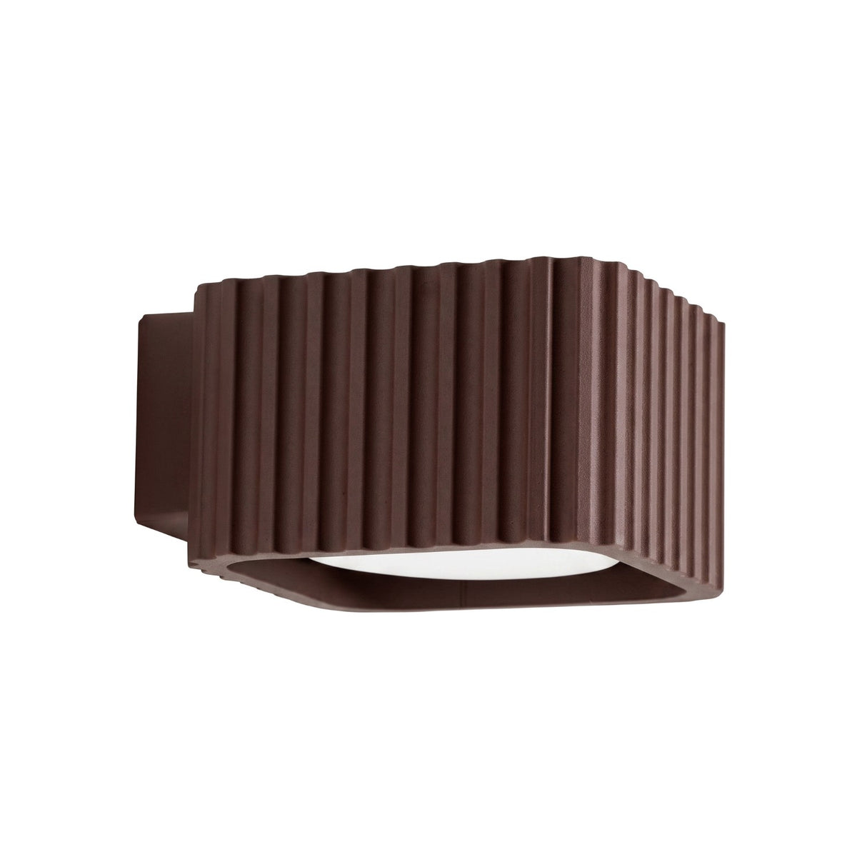 Applique murale Riff nervurée laque brune vue de trois quarts sur fond blanc