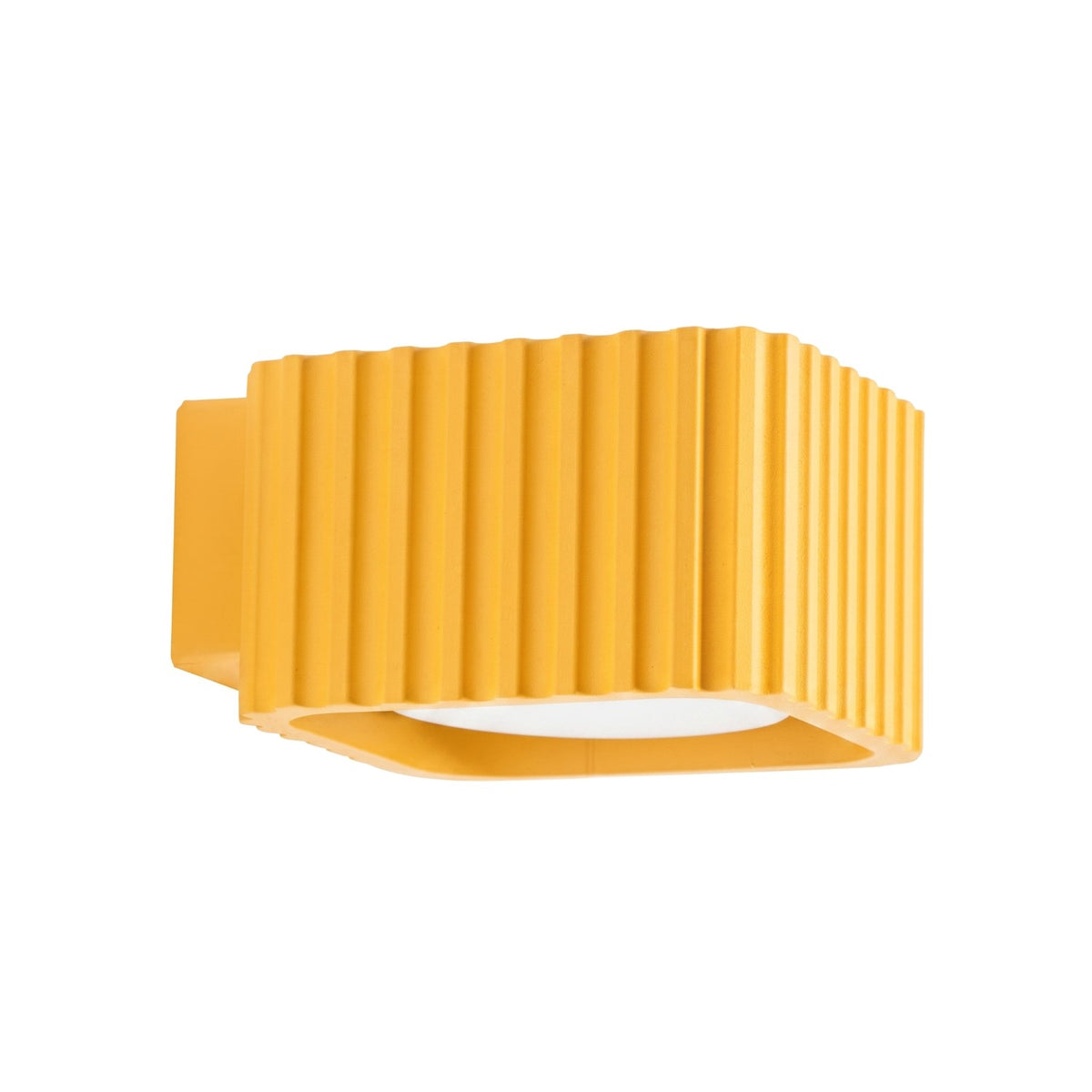 Applique murale Riff nervurée laque jaune vue de trois quarts sur fond blanc