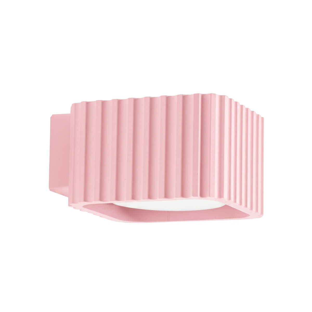 Applique murale Riff nervurée laque rose vue de trois quarts sur fond blanc