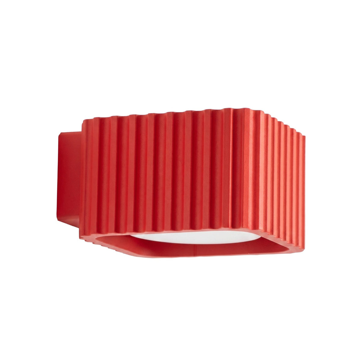 Applique murale Riff nervurée laque rouge vue de trois quarts sur fond blanc