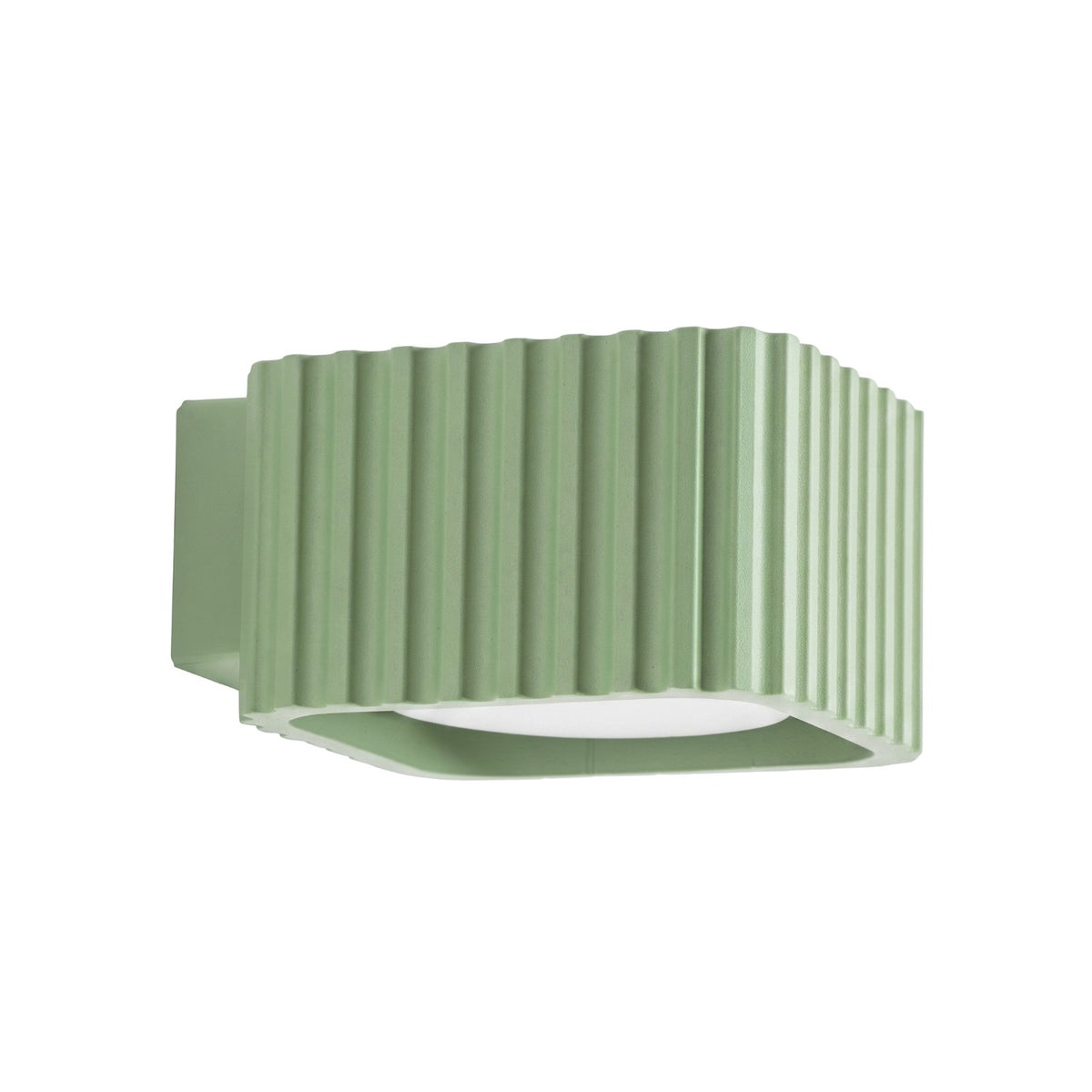 Applique murale Riff nervurée laque vert sauge vue de trois quarts sur fond blanc