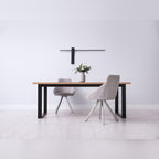 Applique murale Sabre 61 cm noire posée à l'horizontale au-dessus d'une table de salle à manger en bois
