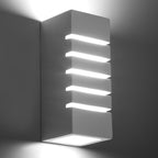 Applique murale Samir allumée avec ses cinq fentes lumineuses et le verre du dessous éclairé