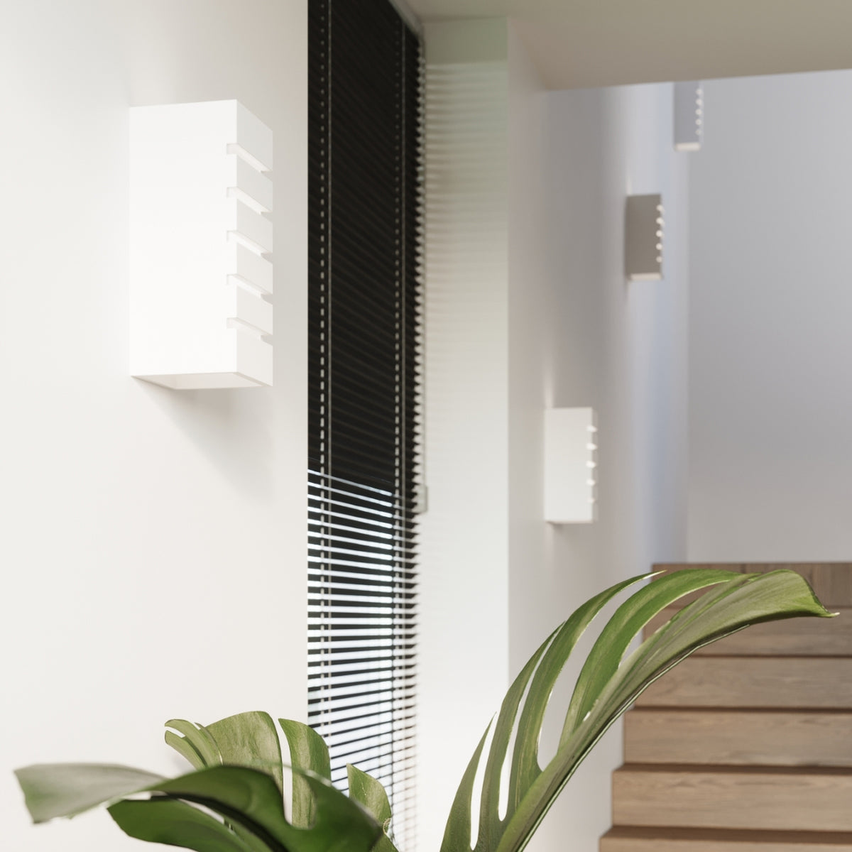 Applique murale Samir blanche au mur près d'un store avec d'autres appliques le long de l'escalier