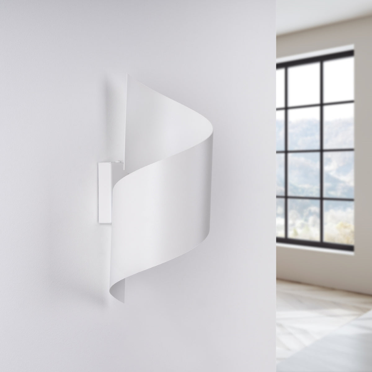 Applique murale Talassa métal blanc de profil avec sa platine murale rectangulaire