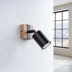Applique Fager bois et acier noir fixée sur un mur blanc près d'une fenêtre