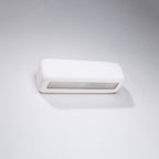 Applique Subani en céramique blanche posée sur un mur gris clair