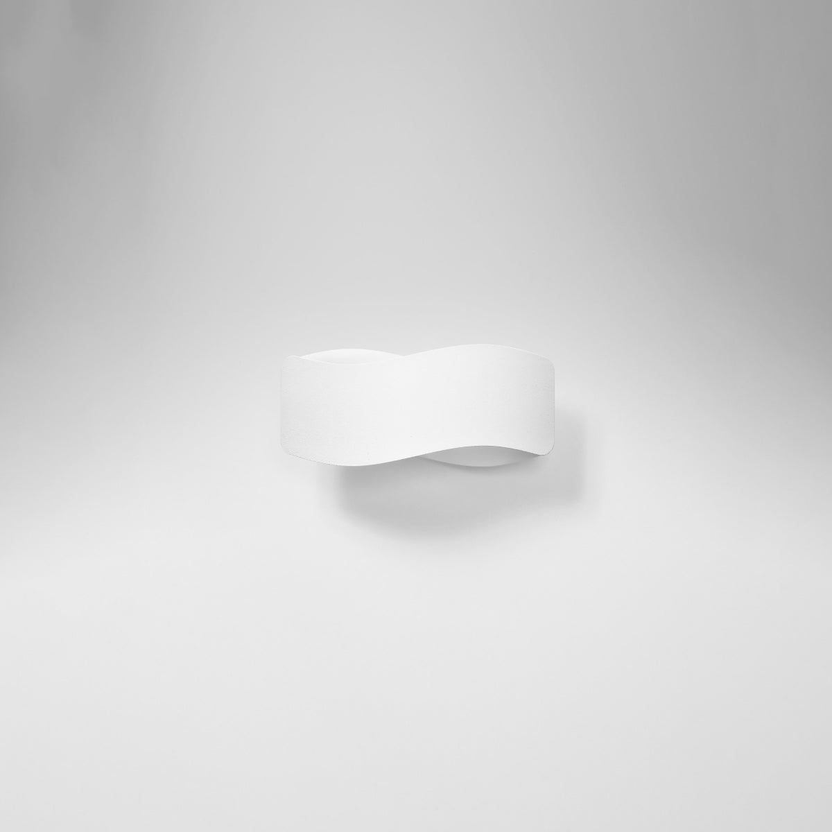 Applique Tila 30 laque blanche éteinte fixée sur un mur clair