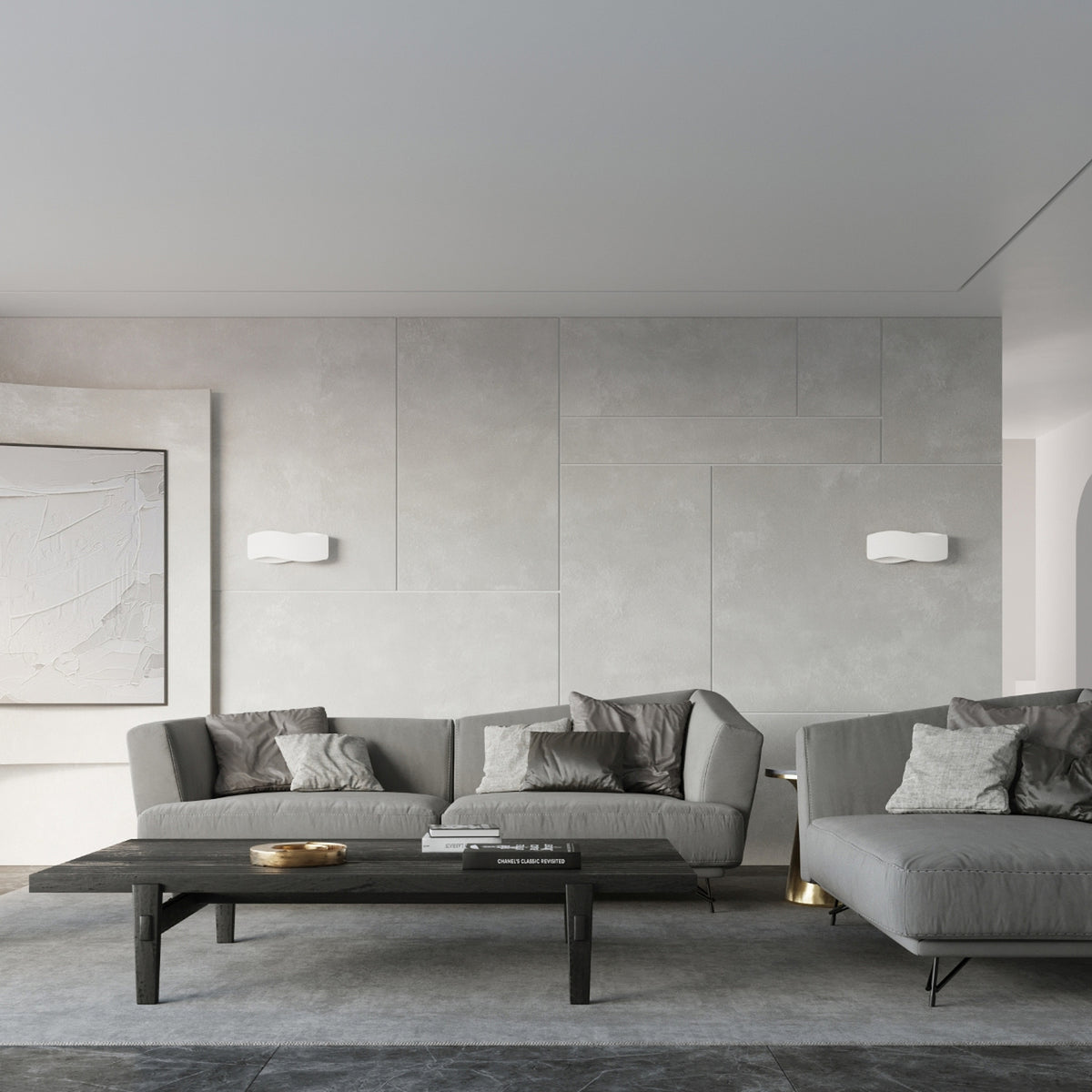 Deux appliques Tila 30 laque blanche éteintes sur un mur à l'aspect béton au-dessus de canapés gris