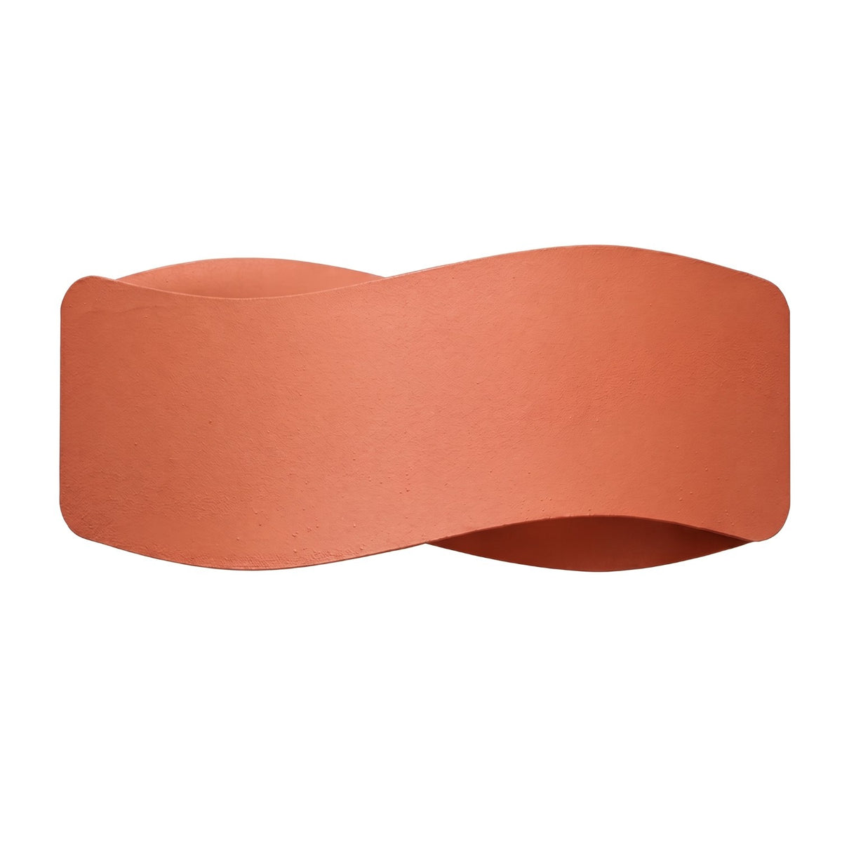 Applique murale Tila 30 laque rouge ocre vue de face sur fond uni avec son ruban d'acier ondulé ouvert en haut et en bas