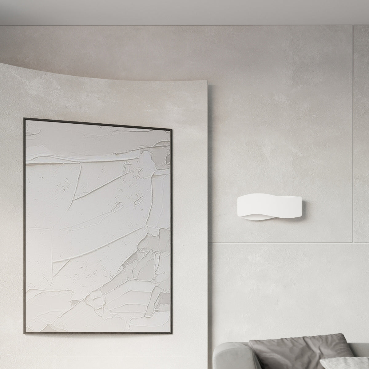 Applique murale Tila 40 laque blanche sur un mur clair à côté d'un grand cadre