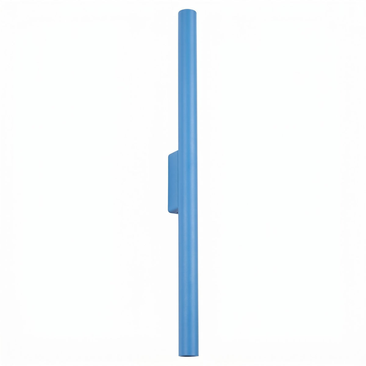 Applique murale tube Pastelo en laque bleu azur avec sa platine à mi-hauteur sur fond blanc
