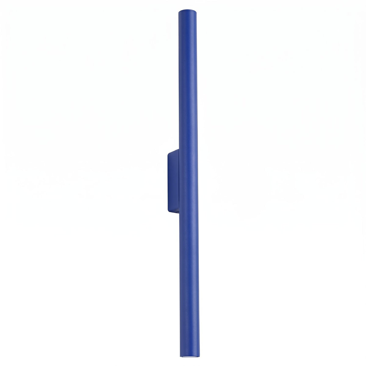 Applique murale tube Pastelo en laque bleu outremer avec sa platine à mi-hauteur sur fond blanc