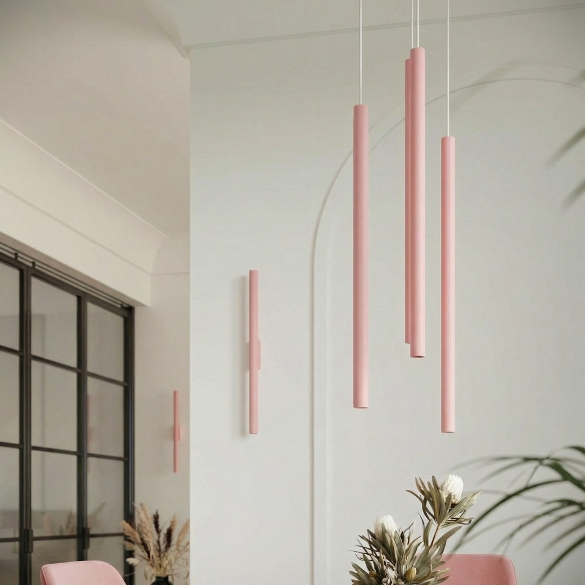 Appliques Pastelo en laque rose au mur près des tubes d'une suspension assortie