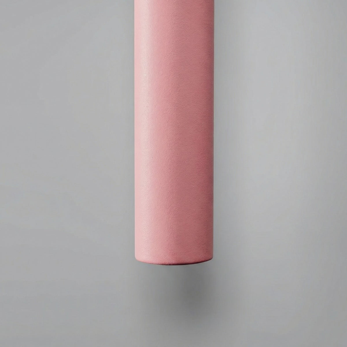 Gros plan sur l'extrémité basse du tube Pastelo en laque rose et le grain fin de la laque