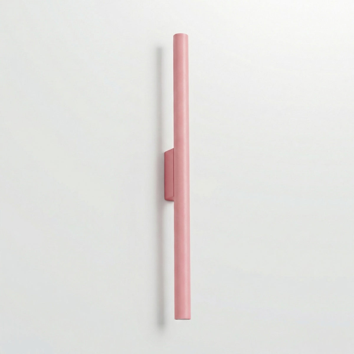 Applique Pastelo en laque rose éteinte posée sur un mur clair