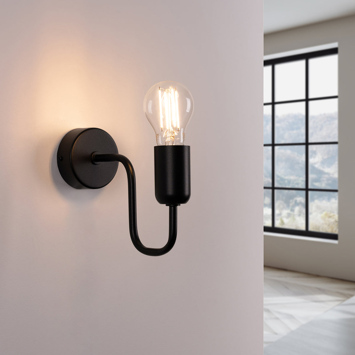 Applique Vector noire allumée sur un mur clair avec une ampoule à filament