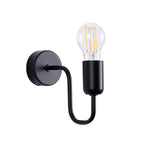 Applique murale Vector en acier noir avec platine ronde bras tubulaire et ampoule à filament sur fond blanc