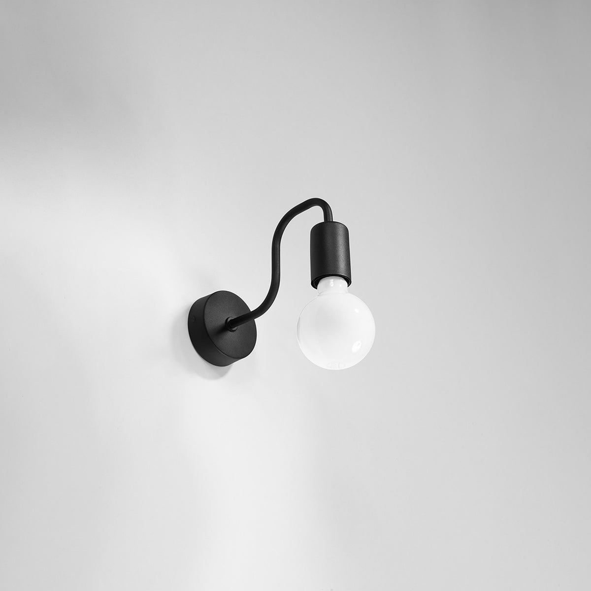Applique Vector noire de profil avec une ampoule globe opale sur un mur gris