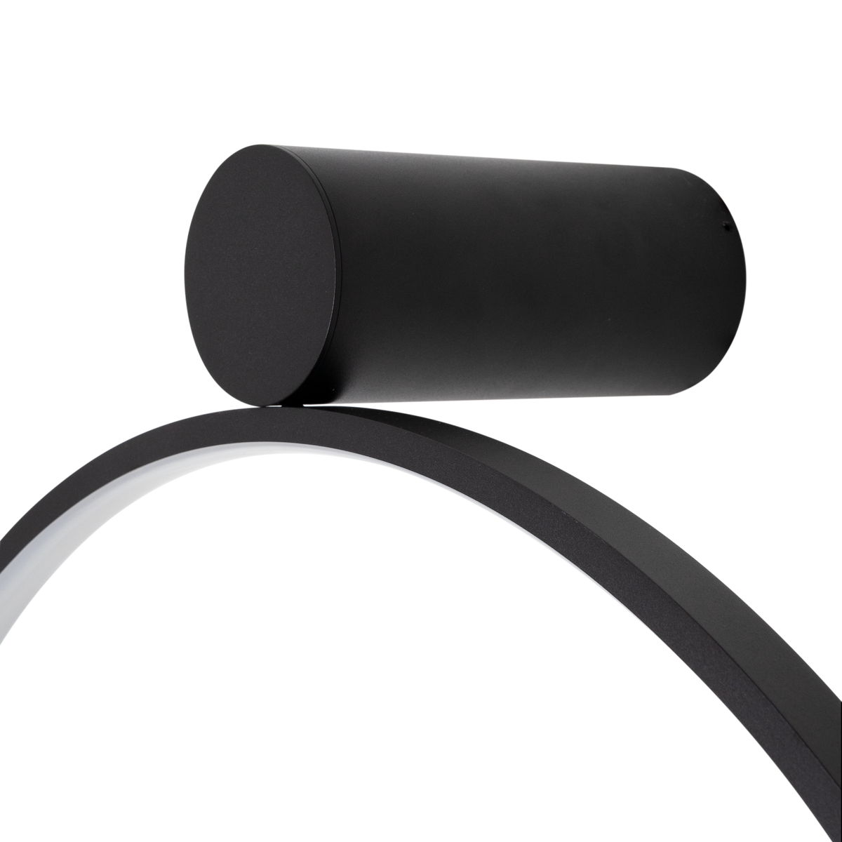 Détail du support cylindrique noir mat posé sur l'anneau de l'applique Visual métal noir 60 cm