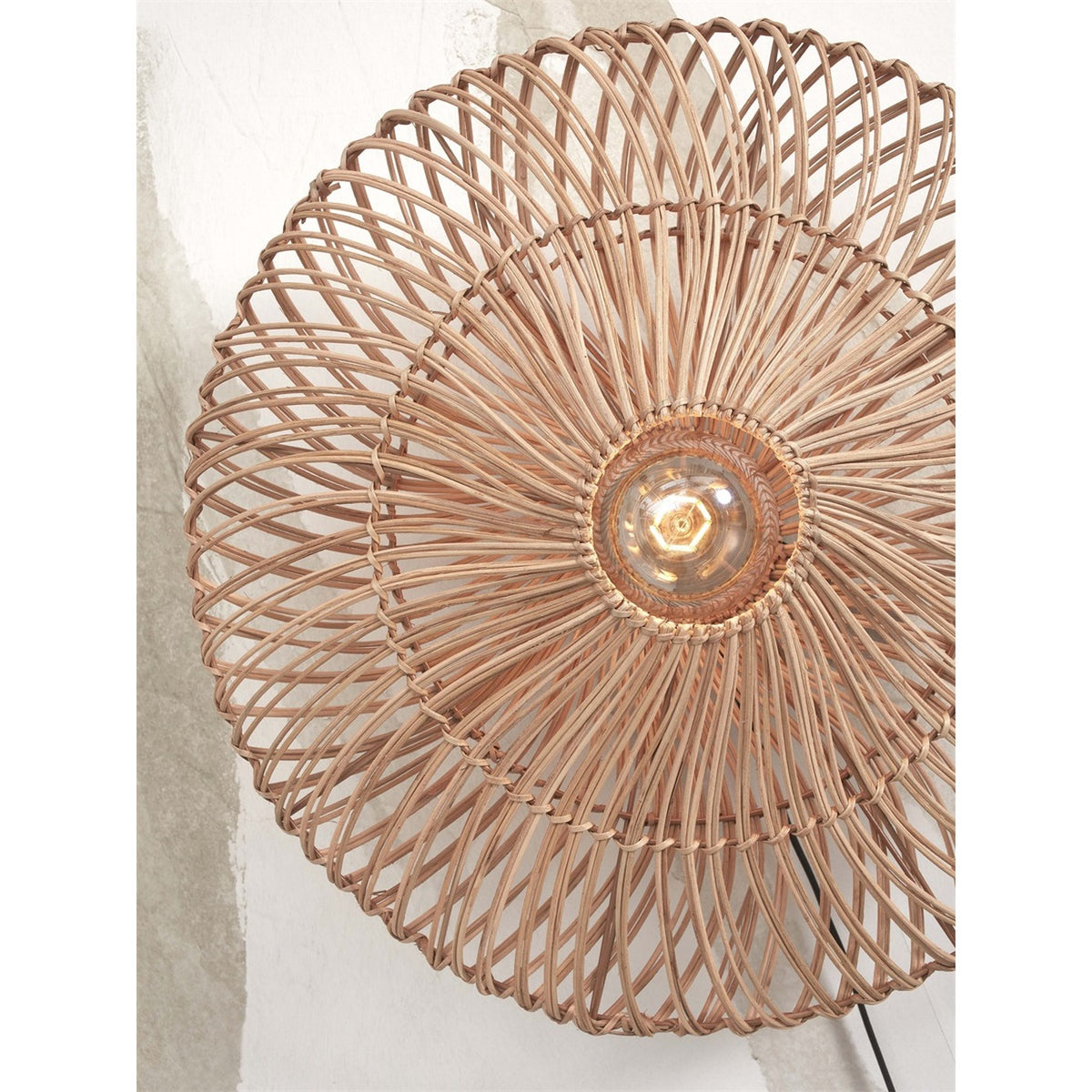 Disque de cannes de rotin naturel de l'applique Zanzibar avec l'ampoule allumée au centre