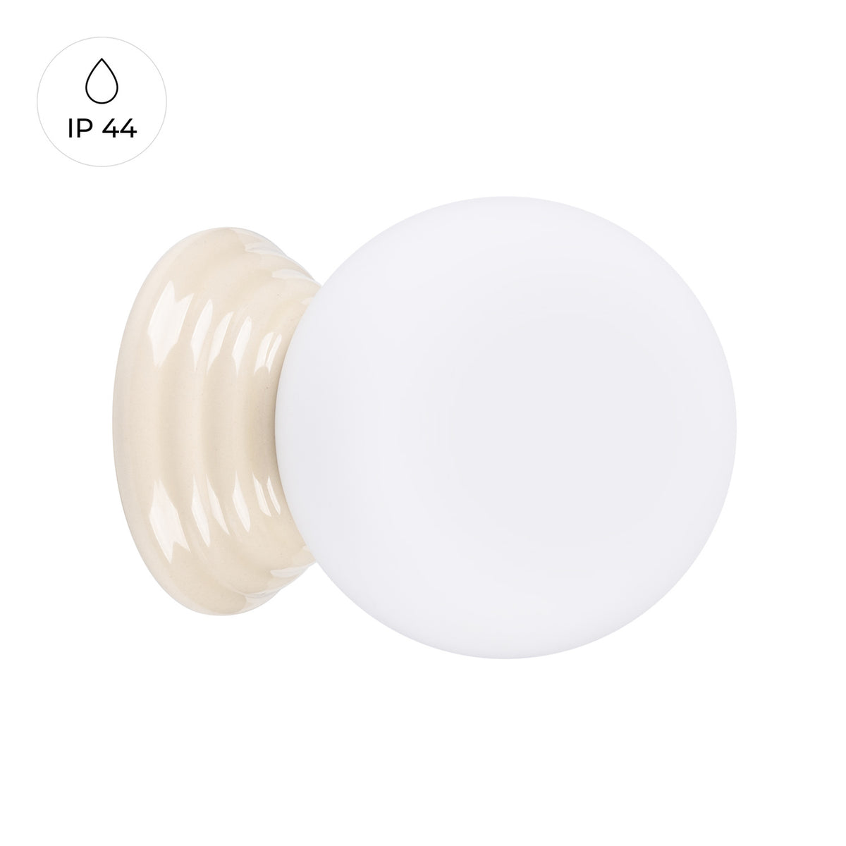 Applique murale Zori en céramique émaillée beige vue de trois quarts avec la pastille IP 44