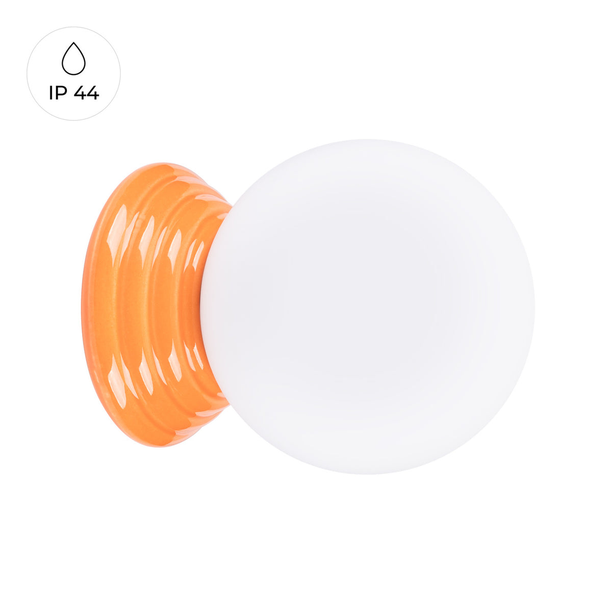 Applique murale Zori en céramique émaillée orange vue de trois quarts avec la pastille IP 44
