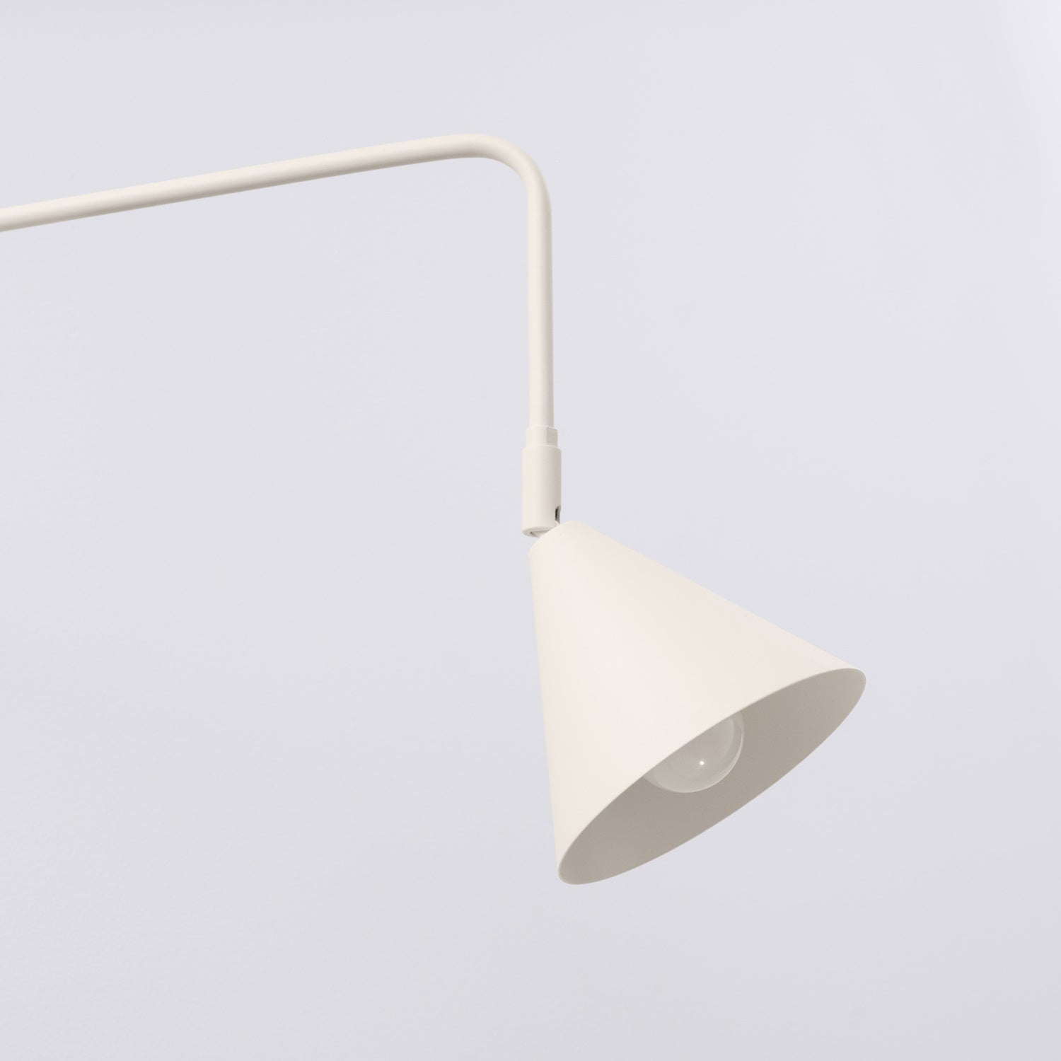 Applique Nox bras déporté acier beige E14, gros plan allumée