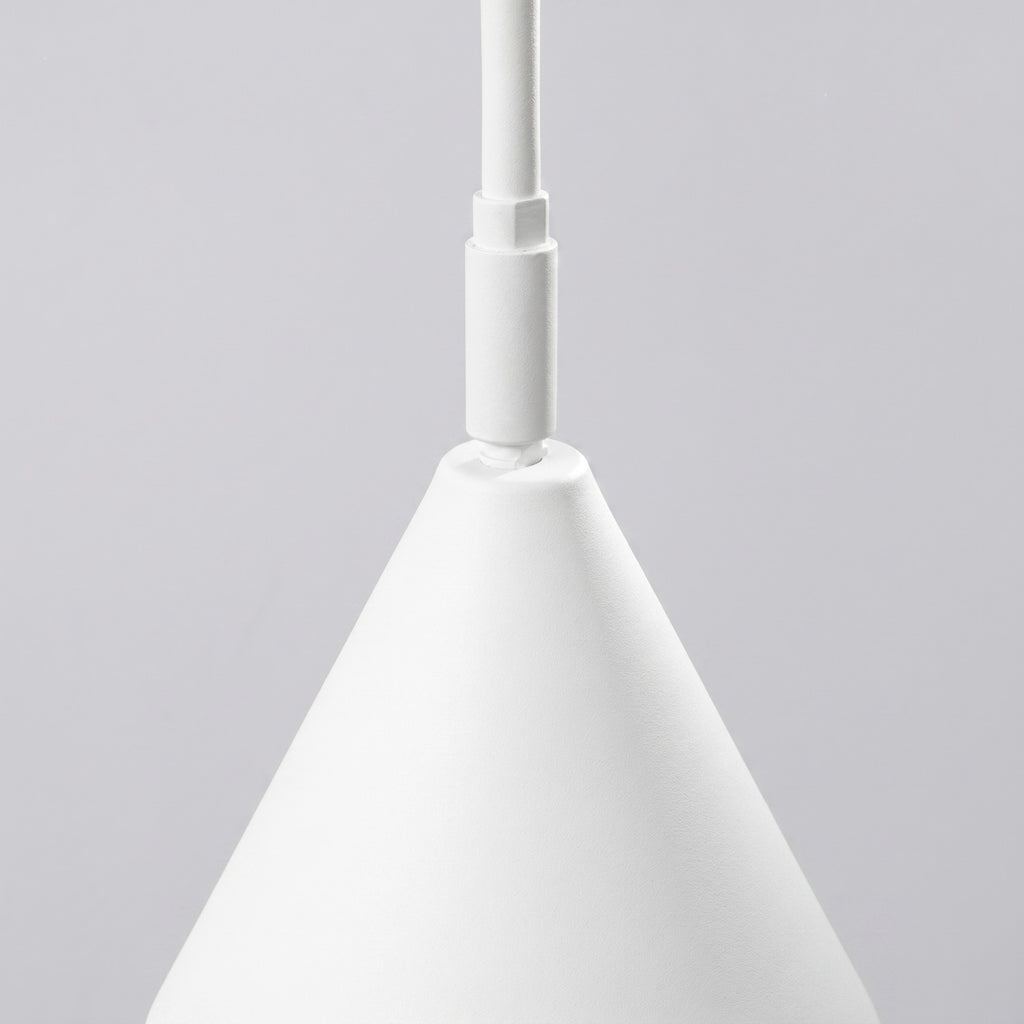 Applique Nox bras déporté acier blanc E14 avec interrupteur en ambiance