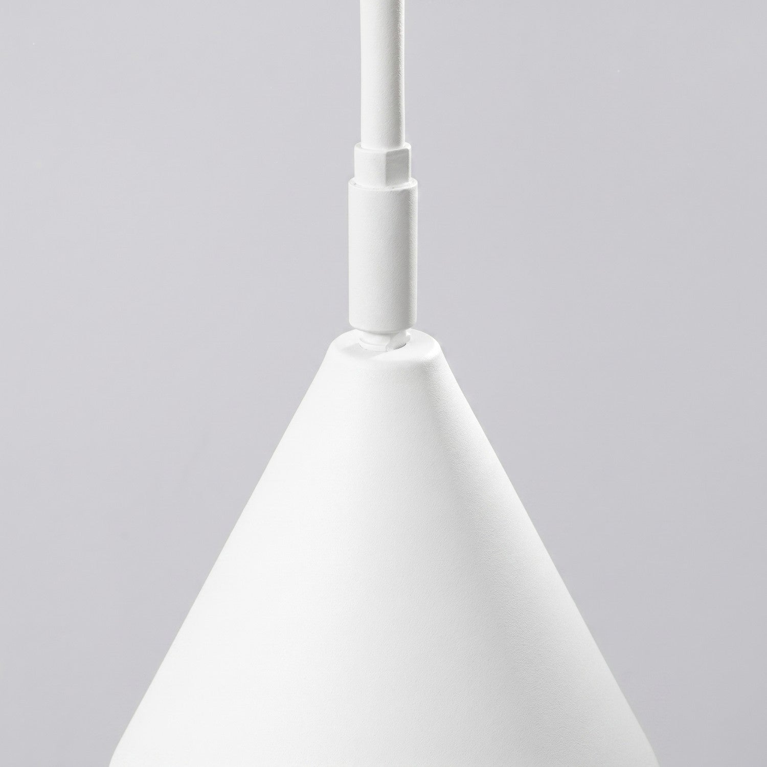 Applique Nox bras déporté acier blanc E14 avec interrupteur en ambiance