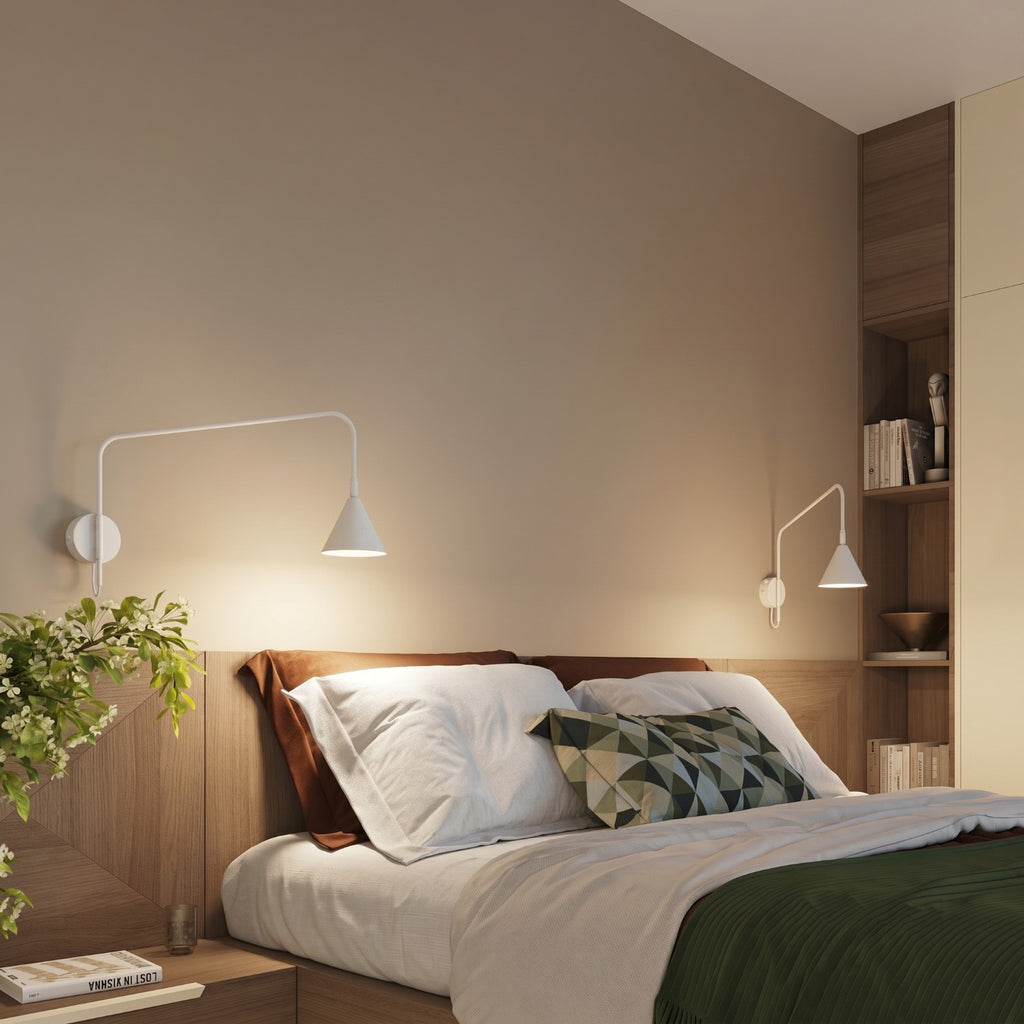 Applique Nox bras déporté acier blanc E14 avec interrupteur, ambiance chaleureuse