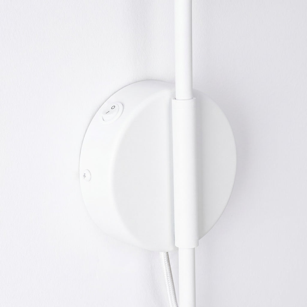 Applique Nox bras déporté acier blanc E14 avec interrupteur, détail du bras et de la rosace