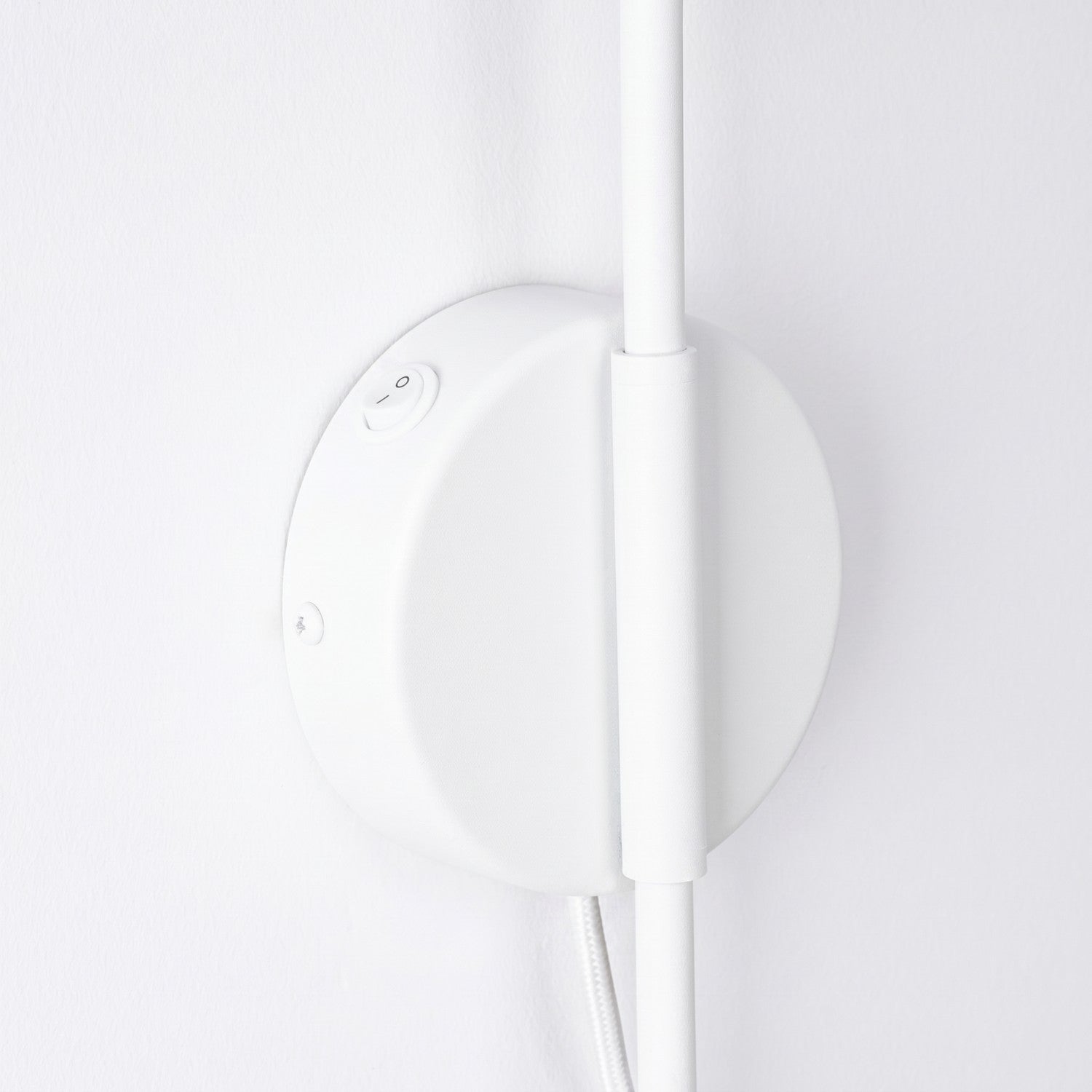 Applique Nox bras déporté acier blanc E14 avec interrupteur, détail du bras et de la rosace