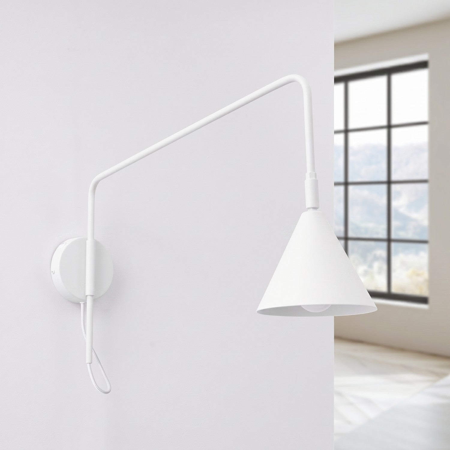 Applique Nox bras déporté acier blanc E14 avec interrupteur, vue de profil
