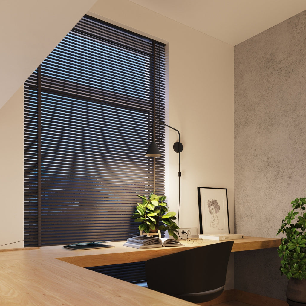 Applique Nox bras déporté acier noir E14, ambiance chaleureuse