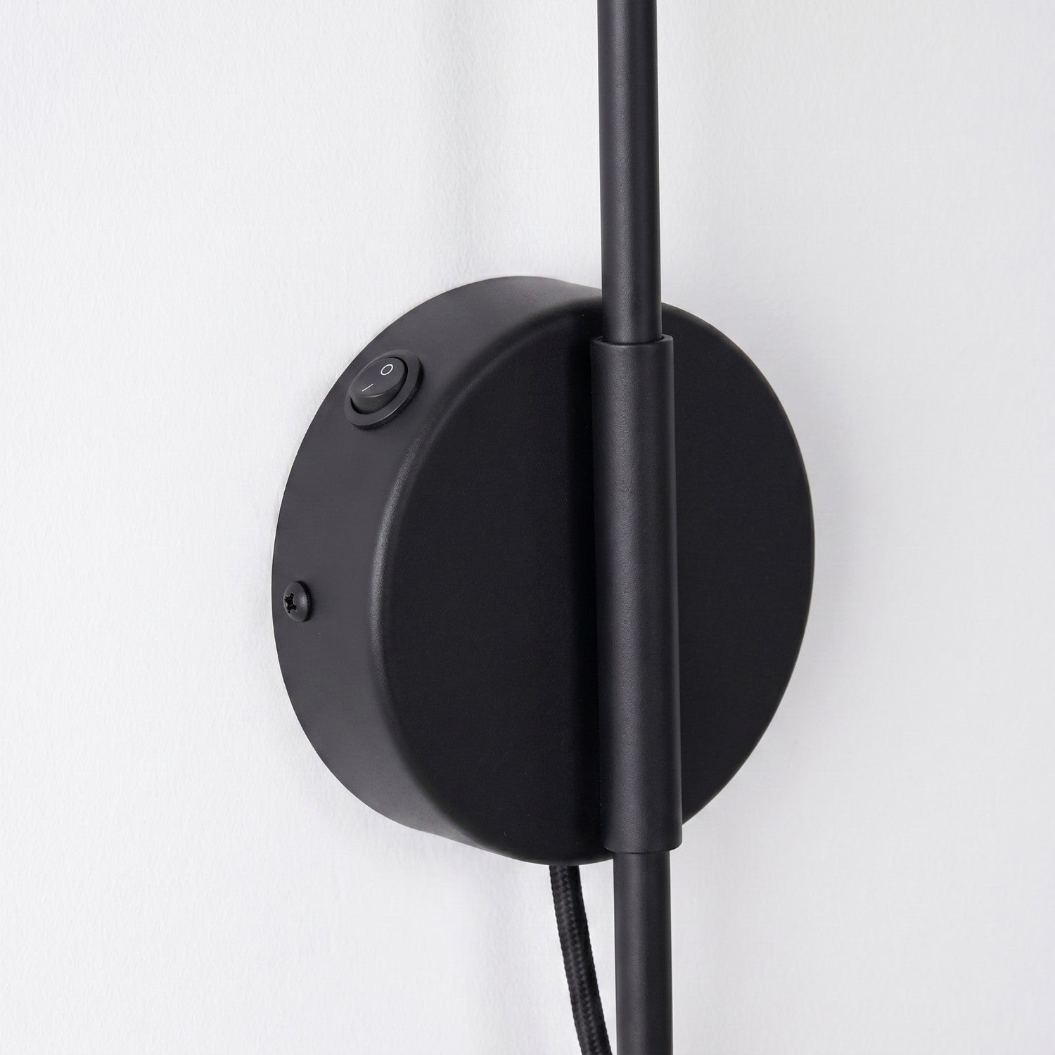 Applique Nox bras déporté acier noir E14 avec interrupteur, détail du bras et de la rosace