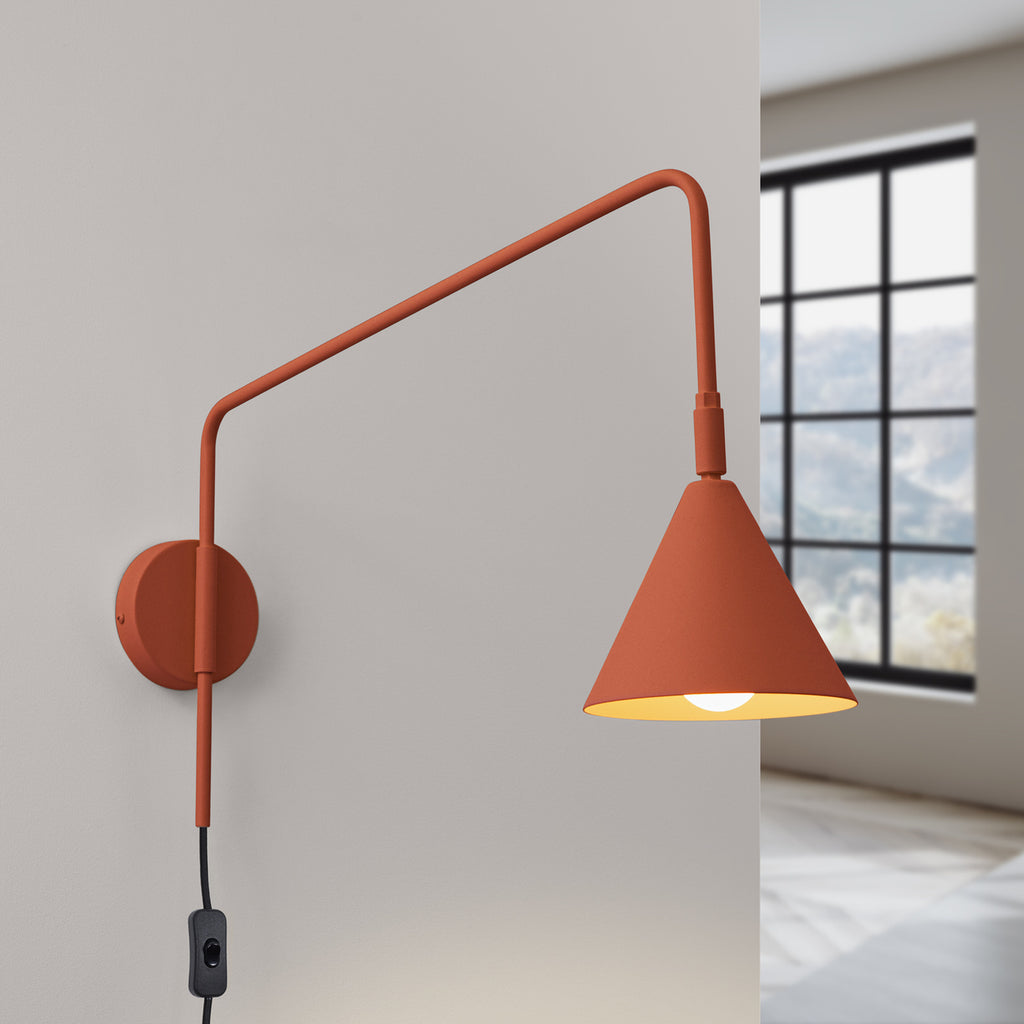 Applique Nox bras déporté acier rouge ocre E14 allumée
