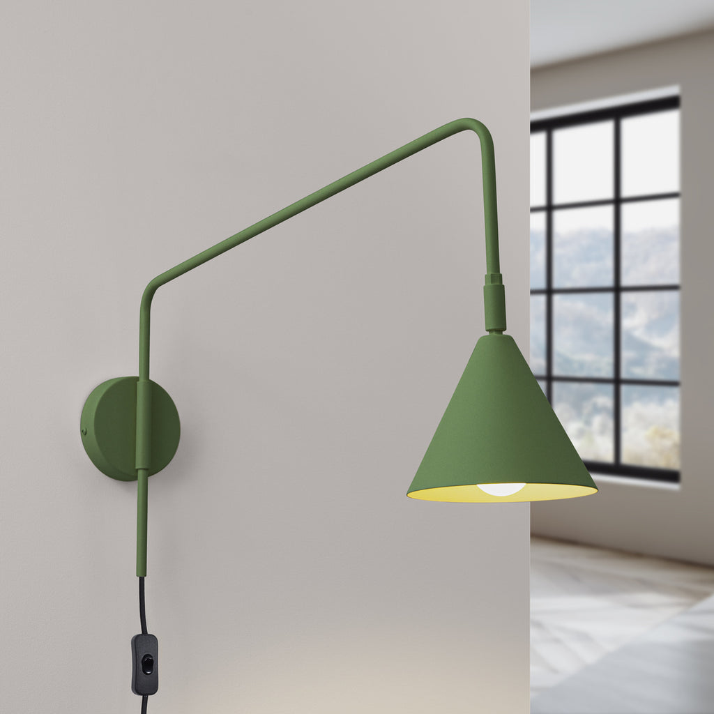 Applique Nox bras déporté acier vert olive E14 allumée