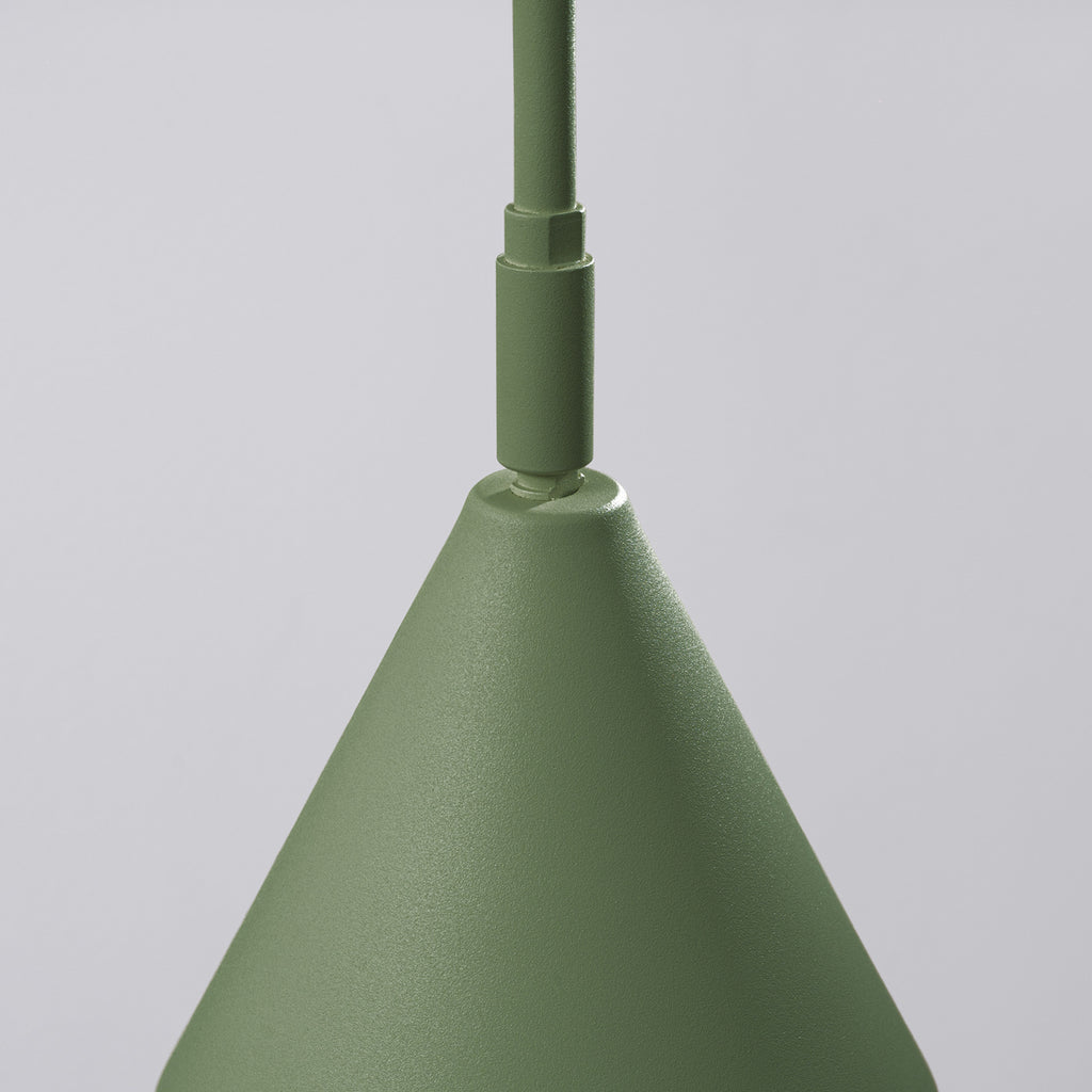 Applique Nox bras déporté acier vert olive E14 en ambiance