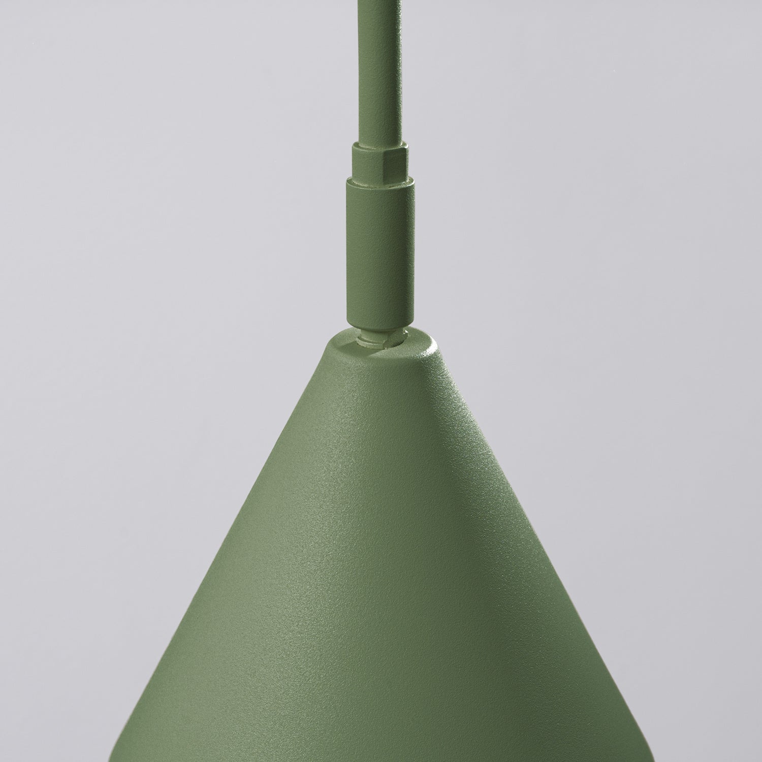 Applique Nox bras déporté acier vert olive E14 en ambiance
