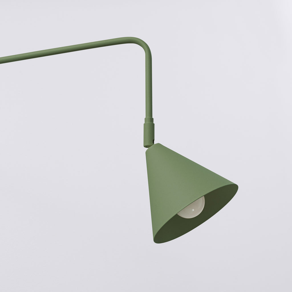 Applique Nox bras déporté acier vert olive E14, gros plan allumée