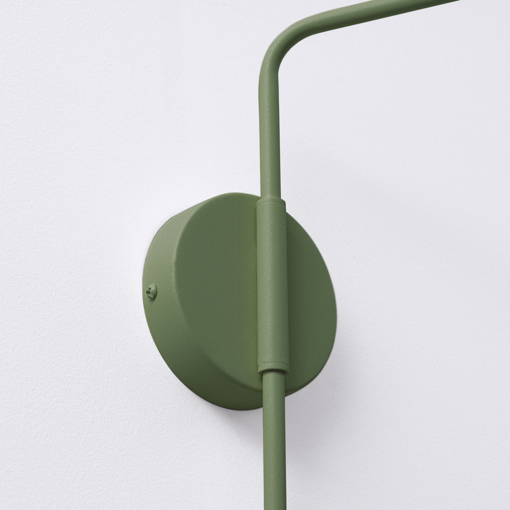 Applique Nox bras déporté acier vert olive E14, détail du bras et de la rosace
