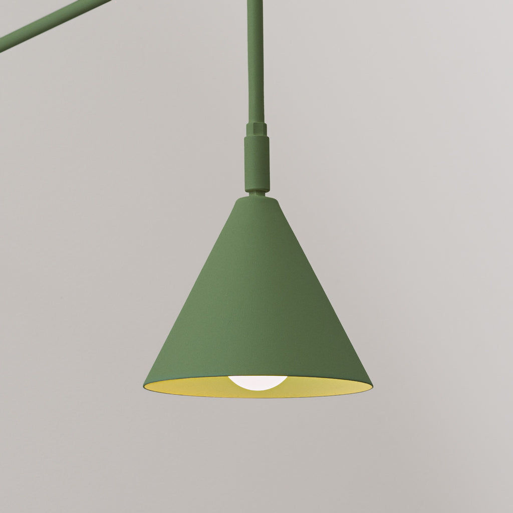 Applique Nox bras déporté acier vert olive E14, détail de l'abat-jour conique