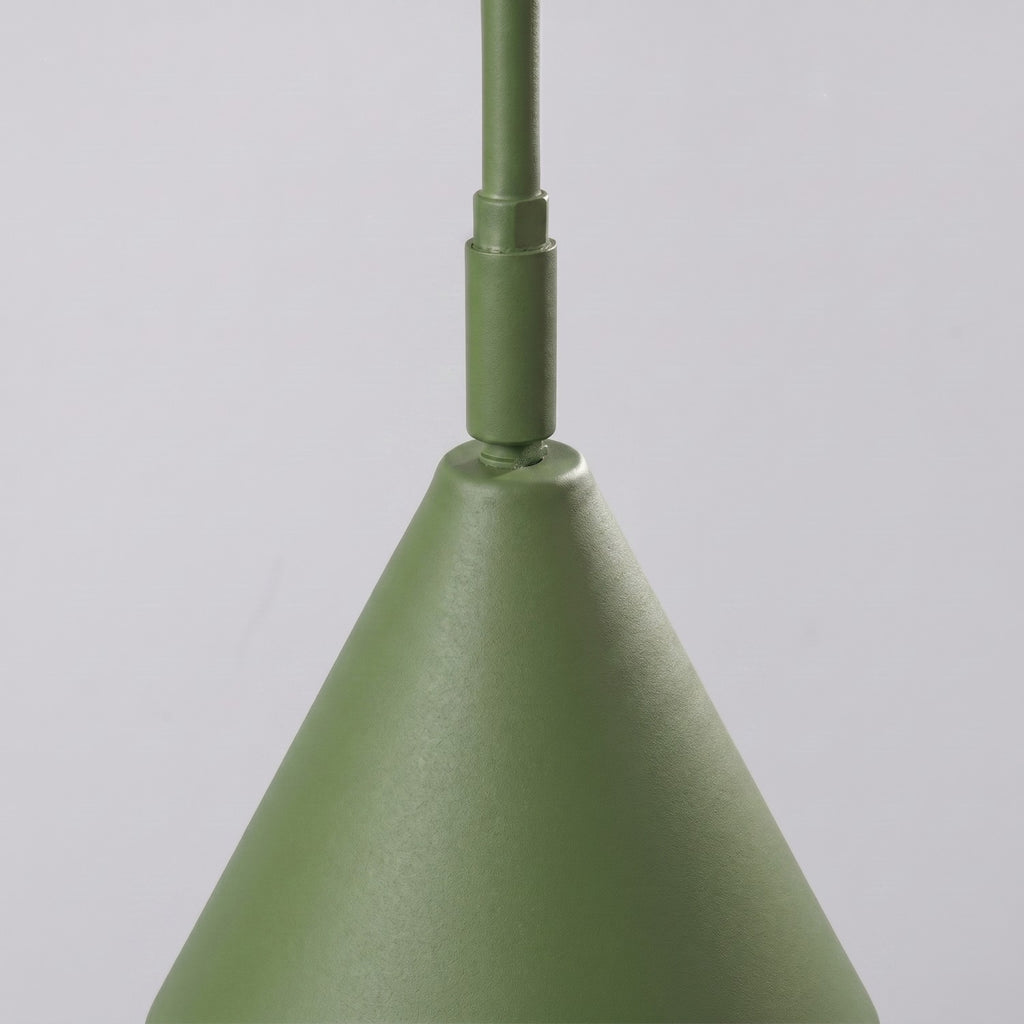 Applique Nox bras déporté acier vert olive E14 avec interrupteur en ambiance
